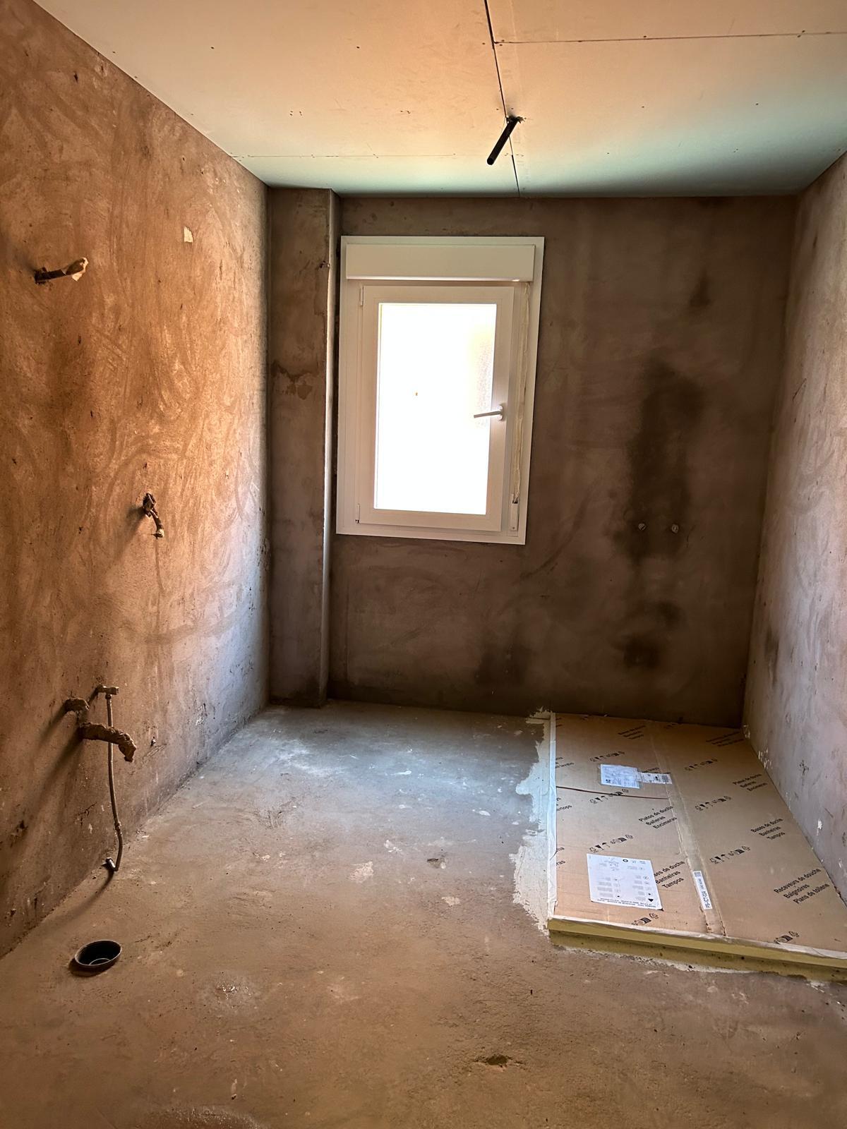 Recinto de baño enfoscado e impermeabilizado antes de colocar el alicatado